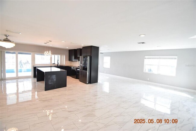 Building Photo - 1019 Spindle Palm Way