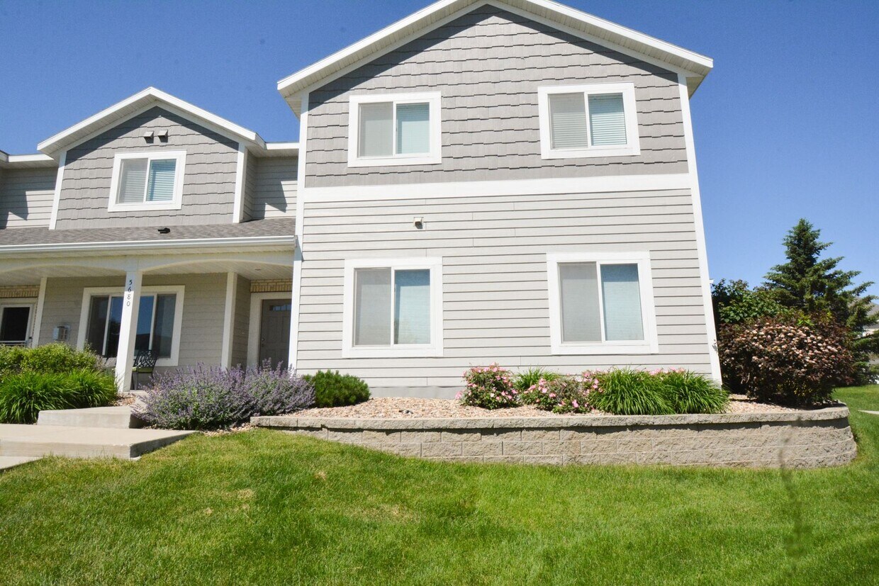 Primary Photo - Exceptional townhouse with premium feature...