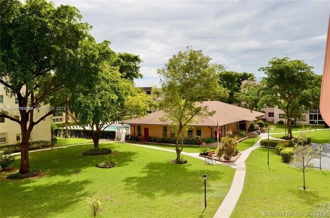 Foto del edificio - 2841 Somerset Dr