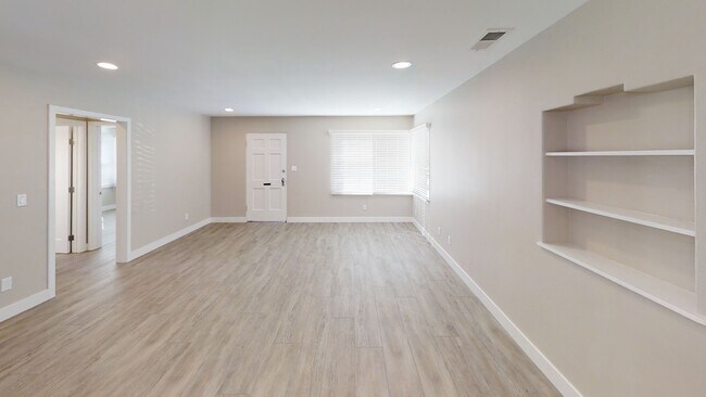 Foto del edificio - 5BD/3BA, Private Fenced Yard!! (Lease out, pending signatures. Check back in a few days!)