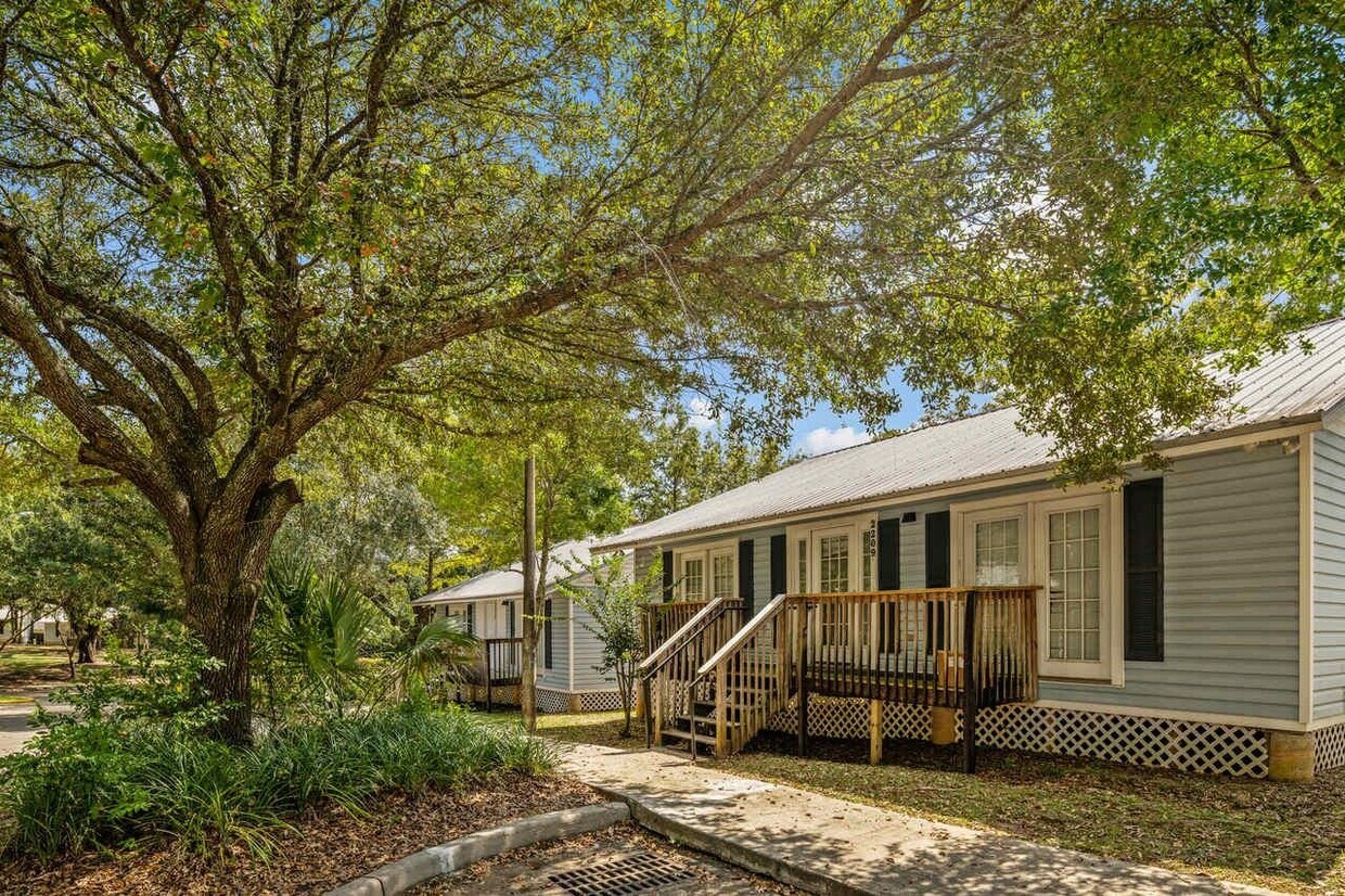 Primary Photo - 2226 Magnolia Cir