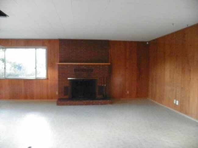 Building Photo - 2103 Vermont St NE