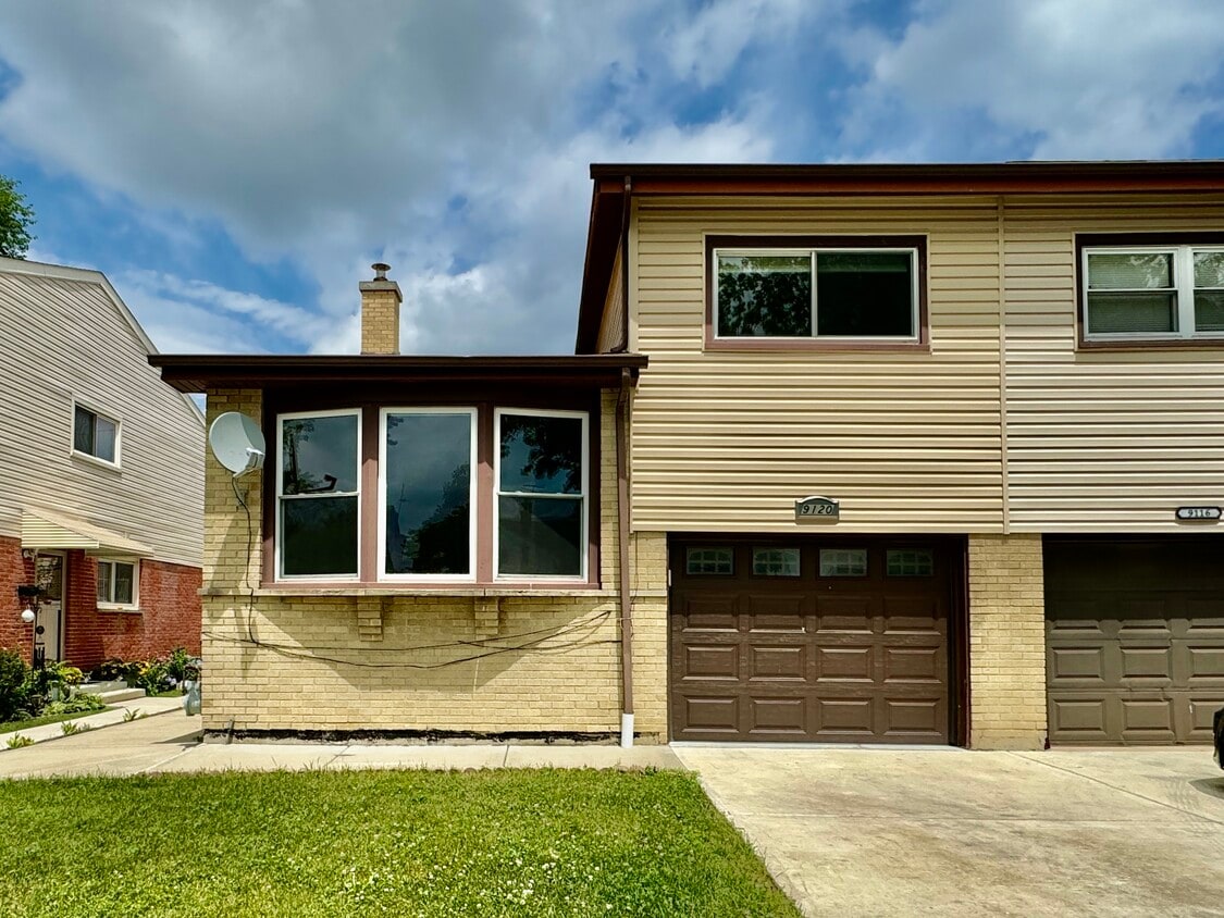 9120 Hollyberry Ave, Des Plaines, IL 60016 Townhome Rentals in Des