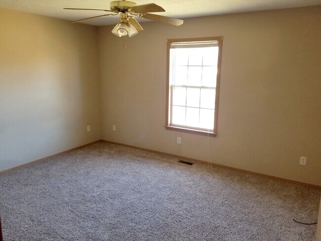 Foto del edificio - 813 N Pinewood Ave