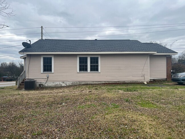 Building Photo - 3 bedroom 2 bathroom home across from Stil...