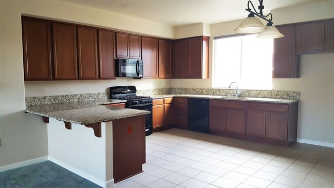 Foto del edificio - Gorgeous Town Home Across from Virginia Lake!