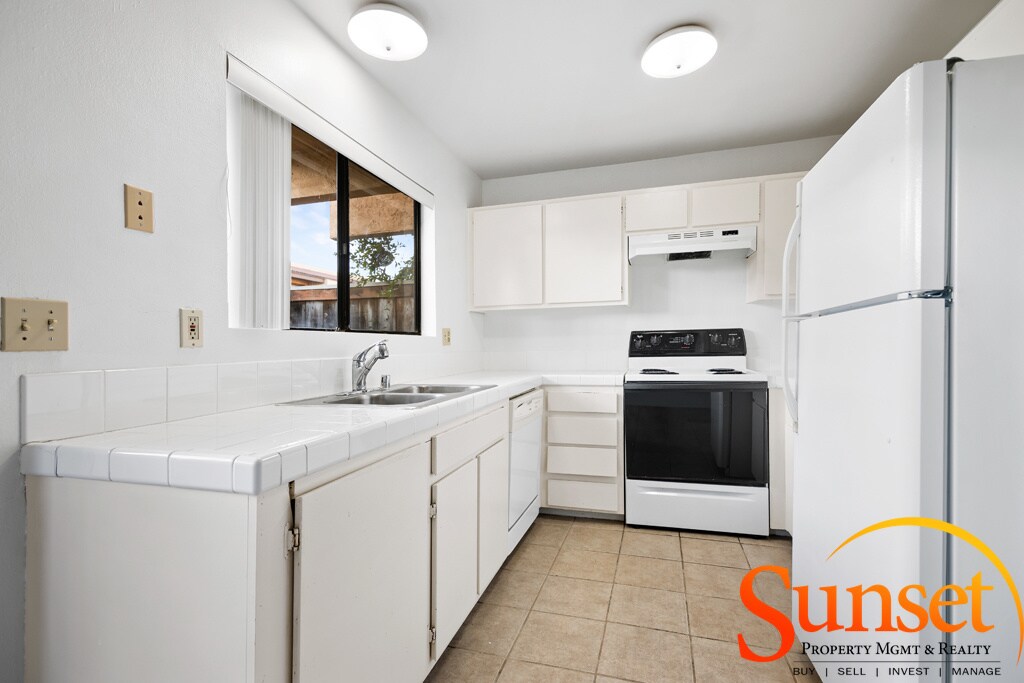 Primary Photo - 9415 Gold Coast Dr