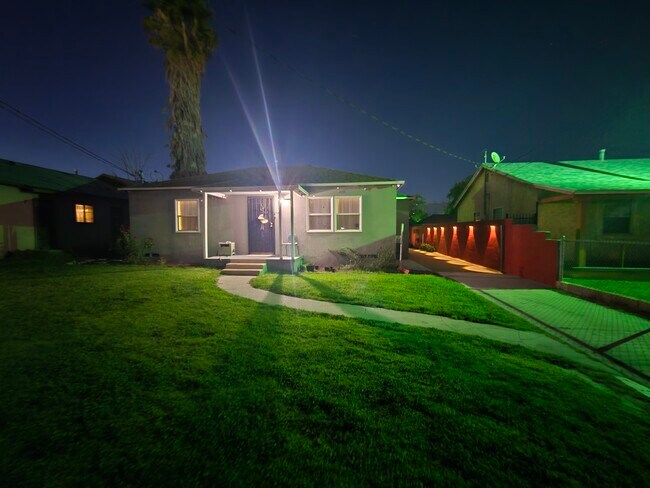 Foto del edificio - 1030 W Temple St