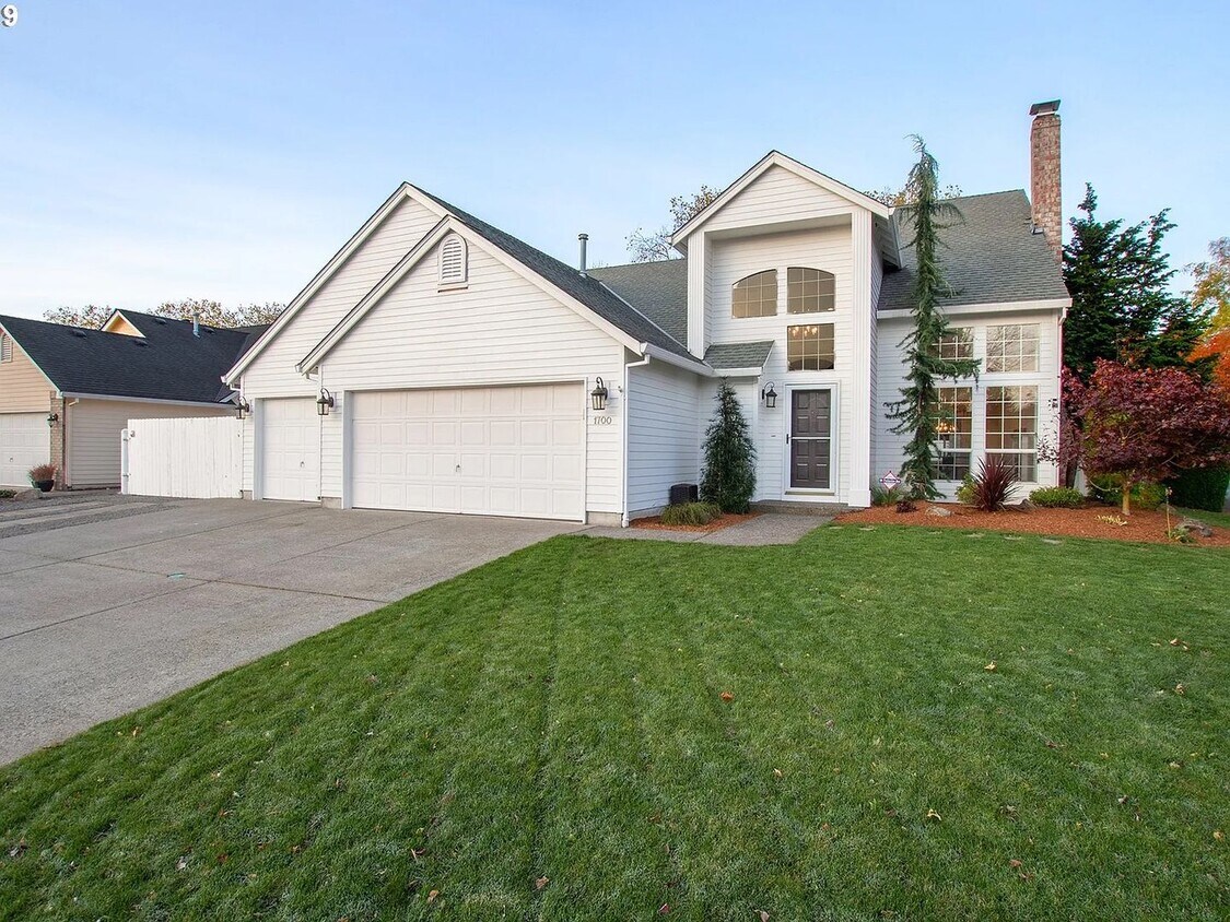 Primary Photo - Beautiful Custom Home
