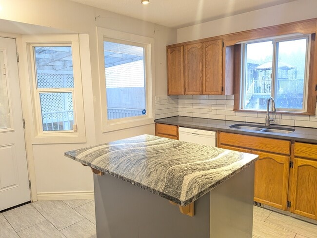 Building Photo - 21424 Richmond Dr