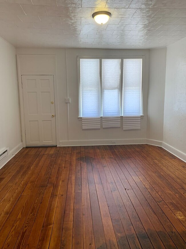 Foto del edificio - Available Now!  1st Floor, 1 Bedroom, Yard...