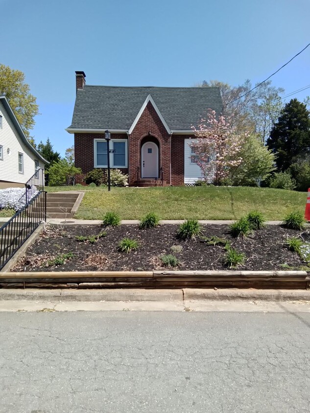 Primary Photo - Fully Furnished Home Just Minutes From LU