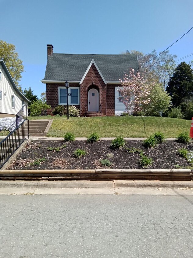 Fully Furnished Home Just Minutes From LU - Fully Furnished Home Just Minutes From LU
