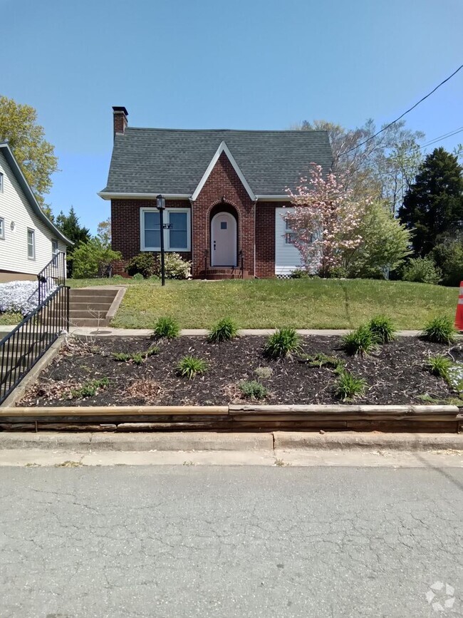Building Photo - 1338 Englewood St