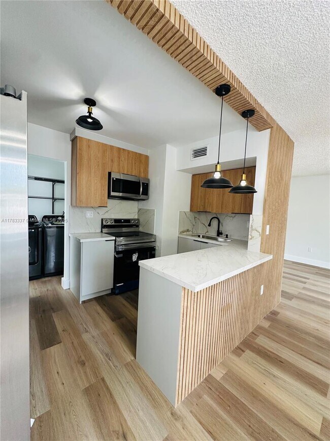 Foto del edificio - 910 NW 24th Ct