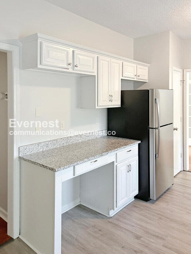 Building Photo - 3 Bed/2.5 Bath Home with Garage / Pet-Friendly / Vouchers Accepted / Coming Soon!