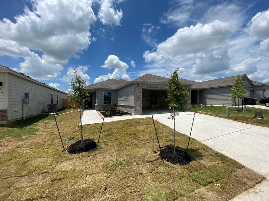 Primary Photo - 10415 Welder Oak