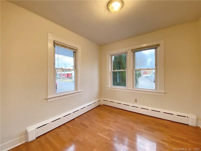 Foto del edificio - 61 Plattsville Ave