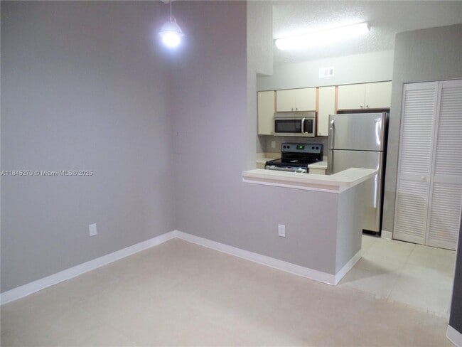 Building Photo - 2850 N Oakland Forest Dr
