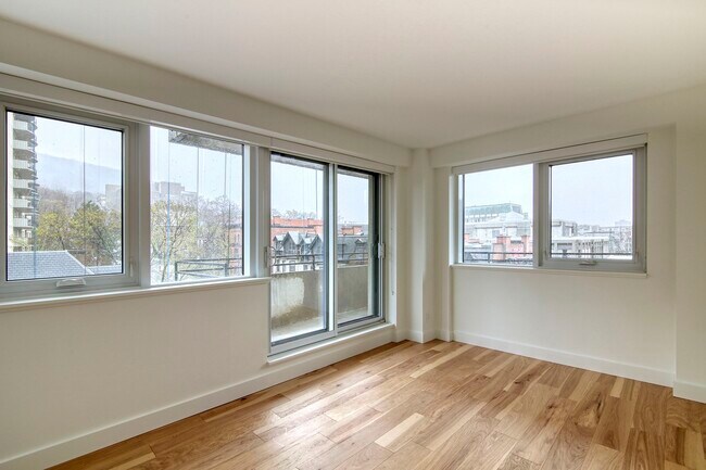 Building Photo - 3460 Rue Peel