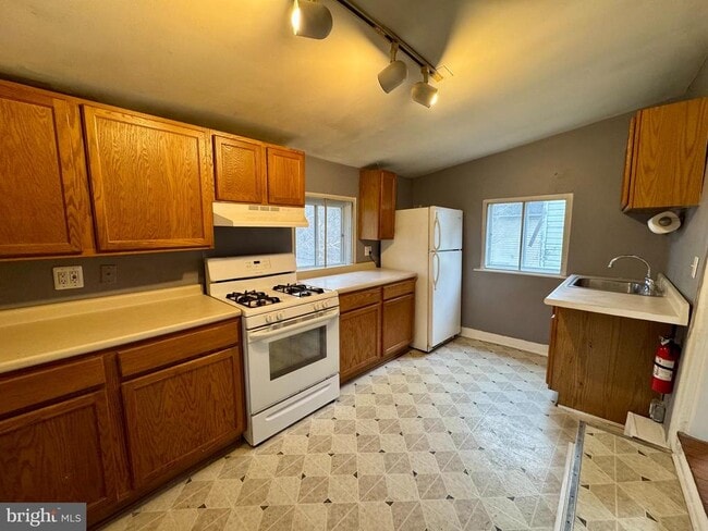 Building Photo - 617 South Ave