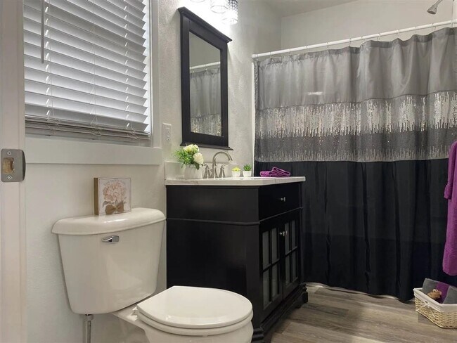 Foto del edificio - Cute 2-bedroom home, fenced in backyard wi...