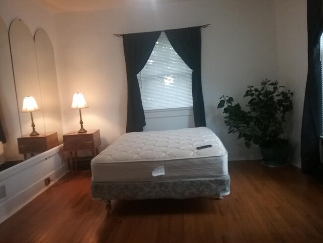 Unfurnished bedroom - 302 S Summit St