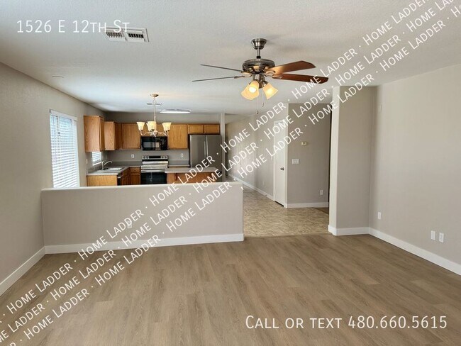 Building Photo - 1526 E 12th St - Awesome Layout - 4 Bedroo...