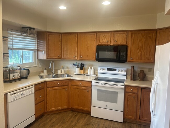 Building Photo - 5890 Del Paz Dr