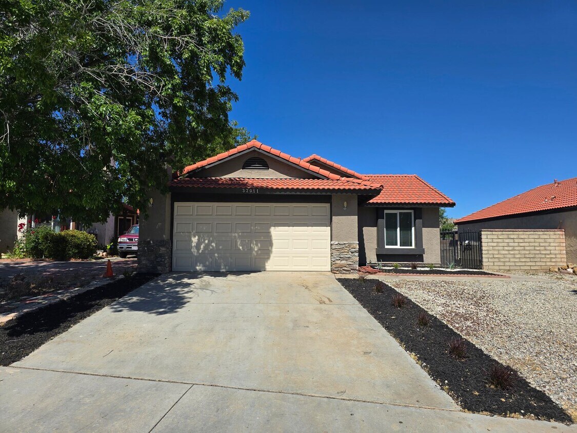 Foto principal - Updated 3 bedroom / 2 bathroom house