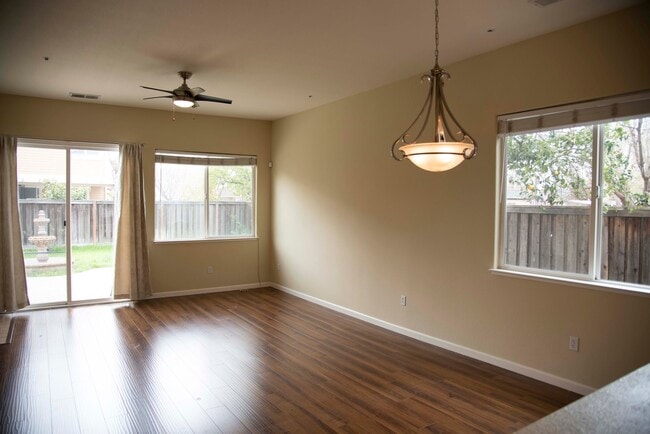 Foto del edificio - Single Story on corner lot in Brentwood-$2,950 for 6 months!