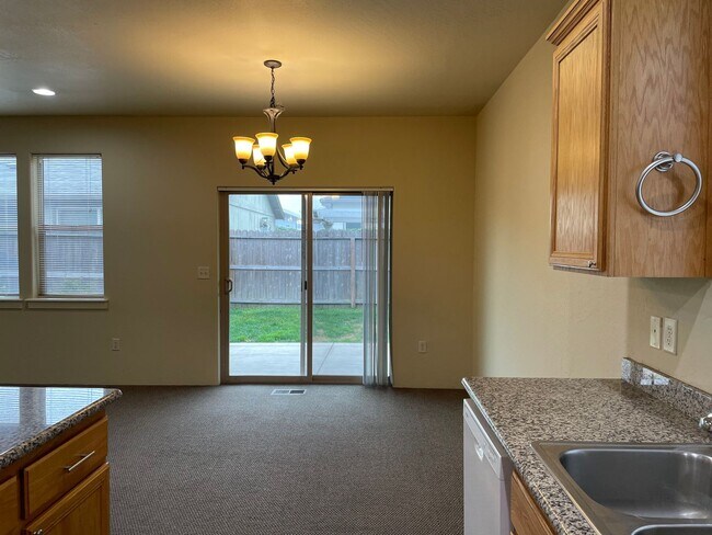 Foto del edificio - Beautiful 3 Bedroom 2.5 Bathroom w/Office or Bonus Room Located in Central Point