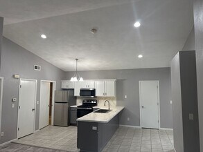 Building Photo - 921 Minns Dr