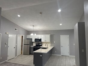 Building Photo - 921 Minns Dr