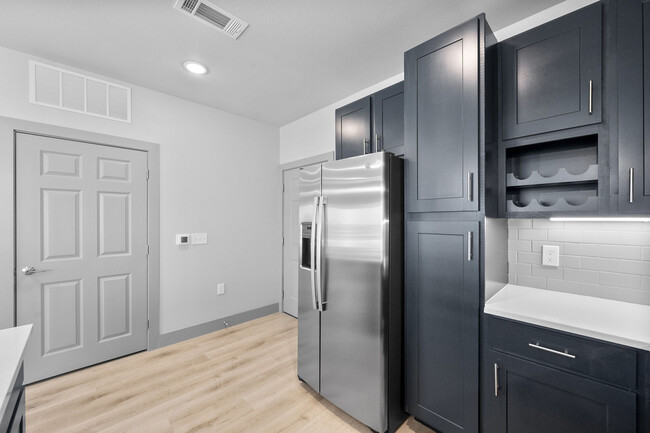 Gibson Apartments Grand Prairie Kitchen con estante de vinos - The Gibson