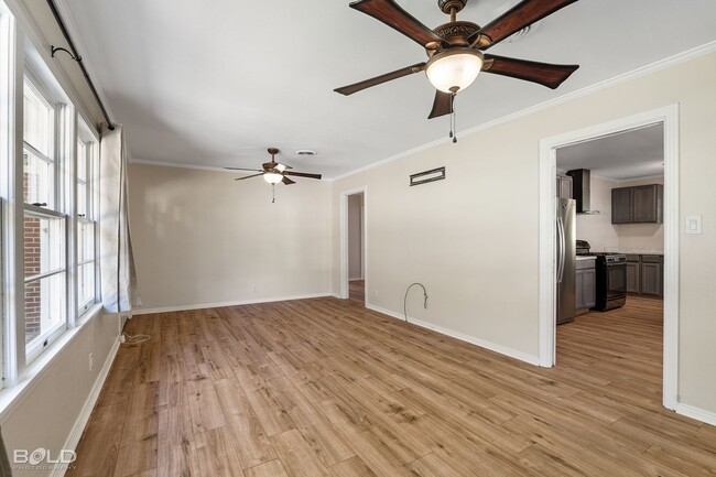 Building Photo - Cute 3 Bedroom 1.5 Bath