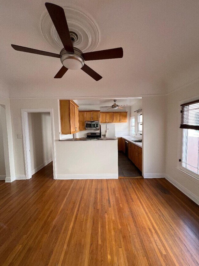 Building Photo - 419 N Orange Grove Ave