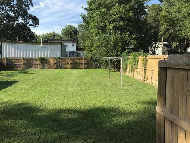 Building Photo - 3 bedroom 1 bath house for rent