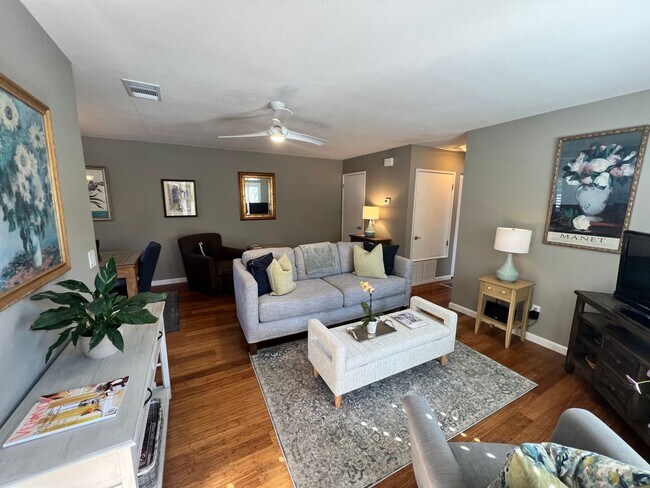 Building Photo - UPDATED ONE LEVEL UPPER FLOOR CONDO WITH T...