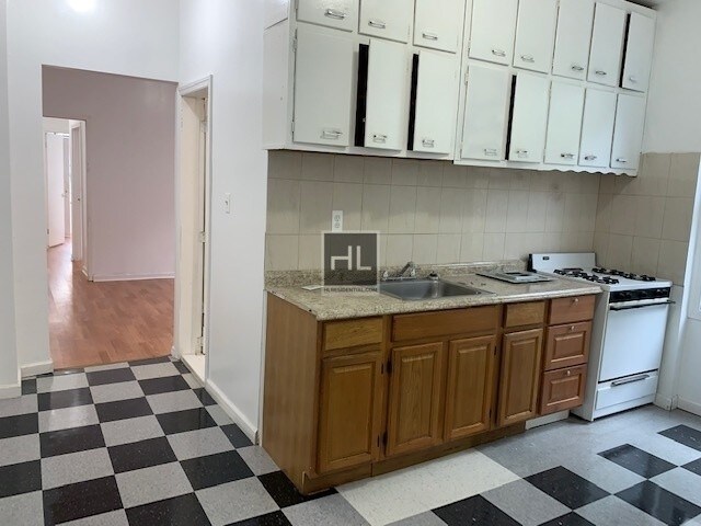 Primary Photo - 906 Utica Ave
