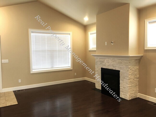 Foto del edificio - 5 Bedroom 3 Bath House for Rent