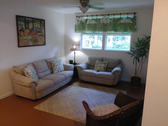 Dormitorio en la planta baja acondicionado como sala de estar. - 329 Auwinala Rd