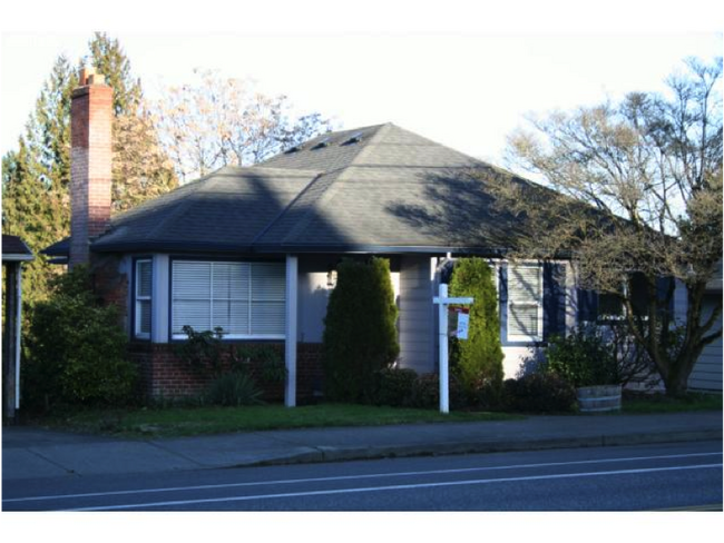 Frente de la casa, entrada separada en el reverso - 7822 SW Terwilliger