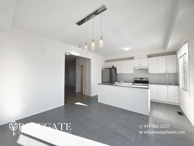 Photo du bâtiment - Spacious 3-Bedroom Freehold Townhouse with Garage & Backyard in Brampton