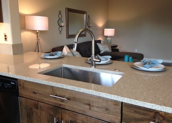 Foto del edificio - Beautiful 3 Bed/2.5 Bath Townhome in Great Location - Vail Lane