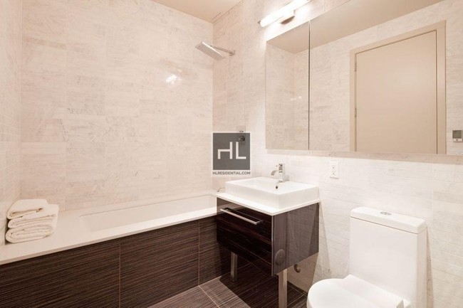 Building Photo - Gorgeous 1 BR W/ Balcony In N Williamsburg