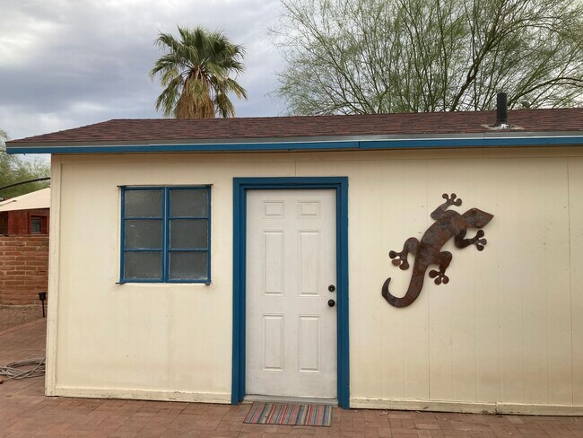 Entrada lateral - 833 E Seneca St