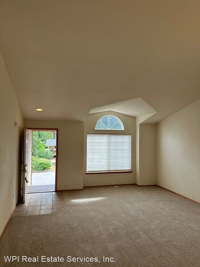 Building Photo - 4 br, 2.5 bath House - 1923 Redmond Ave. NE