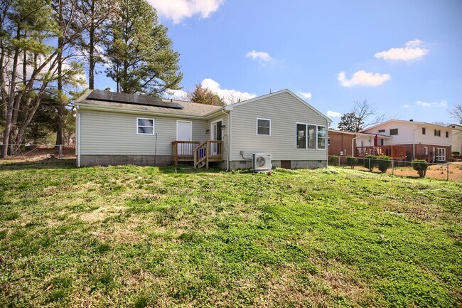 Foto del edificio - For more information, contact Sabrina at 757-767-0767