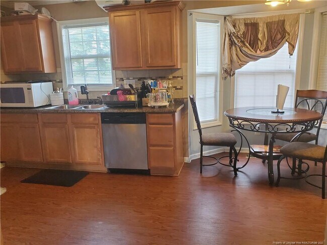 Foto del edificio - 2460 Saltwood Rd